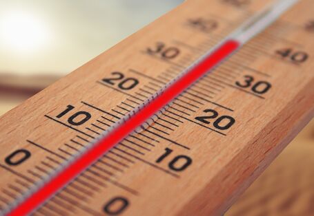 Thermometer, das eine Temperatur von über 30°C anzeigt