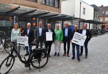 Menschen mit Schildern 