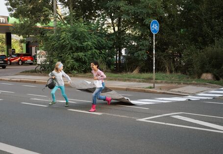 zwei Kinder mit Zebrastreifen