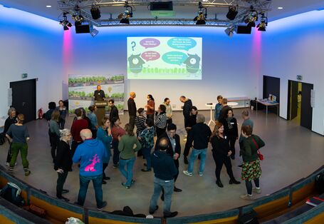 Teilnehmende lernen sich kennen