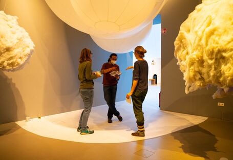 Teilnehmende im Gespräch