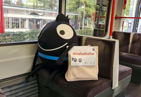 Edgar sitzt in der Bahn