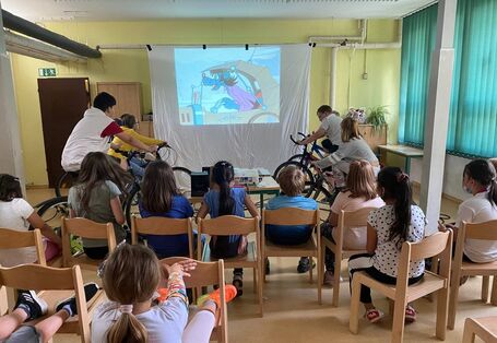 Schüler fahren Fahrrad zur Stromerzeugung