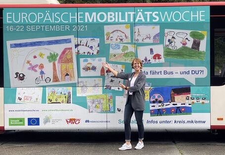 Zwei folierte Busse mit den Gewinnerbildern des Schulmalwettbewerbs zur EMW