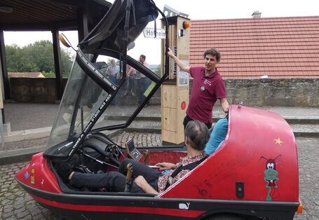 Mitfahrsäule und Mitfahrbank mit dem Tischlermeister