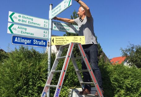 Radwegschild wird montiert
