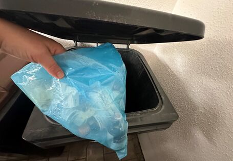 Bei der Entwsorgung in der Restmülltonne muss der missbräuchliche Zugriff ver-hindert werden. Das lässt sich durch einen Beutel realisieren, der erst kurz vor der Abholung in die Tonne geworfen wird. Dieser sollte möglichst undurchsichtig sein und von anderem Müll bedeckt werden. 