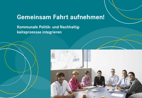 Cover der Broschüre "Gemeinsam Fahrt aufnehmen! Kommunale Politik- und Nachhaltigkeitsprozesse integrieren"