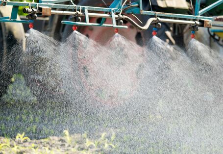 Feld wird mit Pflanzenschutzmitteln gespritzt