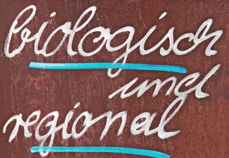 Eine Tafel mit den Worten "biologisch und regional"