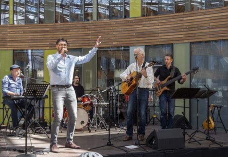 Mitglieder der UBA-Band auf der Bühne am 15.06.2024 mit Musikinstrumenten und singend.