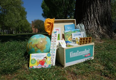 Der Wettbewerb Blauer Kompass stellt seine Bewerber vor, damit abgestimmt werden kann, welches Projekt gewinnt. Zu sehen eine ausgepackte Kiste - die KitaKlimaKiste. 