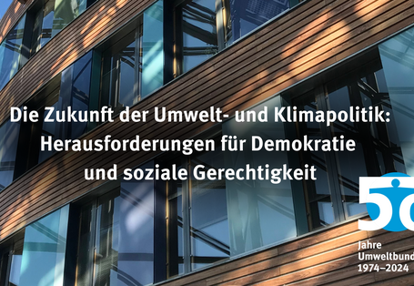 Ein Teil des UBA-Gebäudes mit Schrift und Jubiläumslogo 