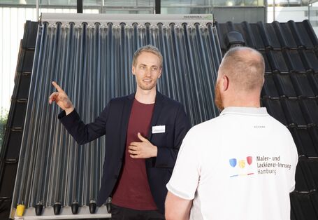 Wettbewerb Blauer Kompass stellt seine Bewerber vor, damit abgestimmt werden kann, welches Projekt gewinnt. Zu sehen Hamburger Energielotste, die eine Beratung zu Solartechnik und Hitzeschutz durch Auswahl des richtigen Dämmstoffs geben.