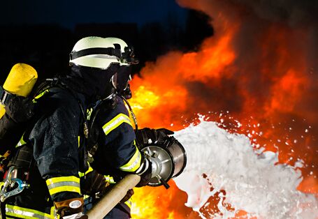 Ein Feuerwehrmann der einen Brand löscht 