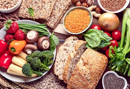 Ein FoTo aus der Vogelperspektive mit Hülsenfrüchte, Obst und Gemüse 