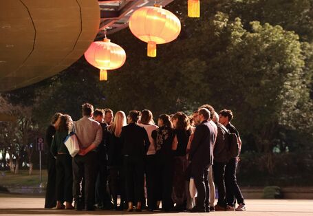 Europäische Delegierte diskutieren nach Verlängerung der Sitzung am Samstag bis in den Abend hinein.