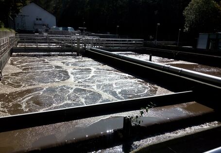 Ein Foto der Kläranlage Pirmasens. Bei der Abwasserbehandlung entsteht Klärschlamm, der neben überschüssigen Nährstoffen auch viele Schadstoffe und Bakterien enthält.