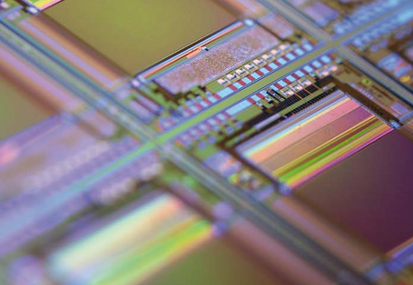 Rohstoffkonsum in Deutschland. 2008 liegt der Wert bei 1,375 Milliarden Tonnen und 2019 bei 1,328 Milliarden. Der Wert ist relativ konstant geblieben. Für 2020 liegt erste eine erste grobe Schätzung vor