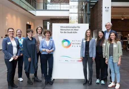 Wettbewerb Blauer Kompass stellt seine Bewerber vor, damit abgestimmt werden kann, welches Projekt gewinnt. Zu sehen Menschen der Stadt Köln: Hitzeaktionsplan für Menschen im Alter für die Stadt Köln