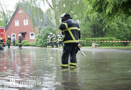 Wettbewerb Blauer Kompass stellt seine Bewerber vor, damit abgestimmt werden kann, welches Projekt gewinnt. Zu sehen die Freiwillige Feuerwehr im Einsatz.