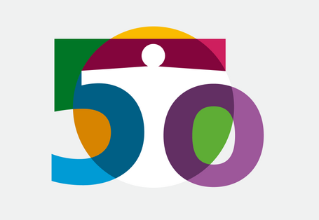 Zu sehen ist das Jubiläumslogo zum 50. Bestehen des Umweltbundesamtes - es fügt sich zusammenen aus dem Symbol des Blauen Engel und der Zahl 5 und 0. 