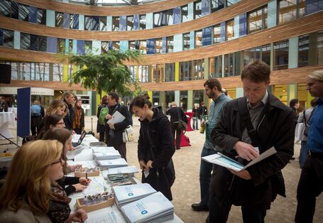 Teilnehmer stehen vor den Registriertischen