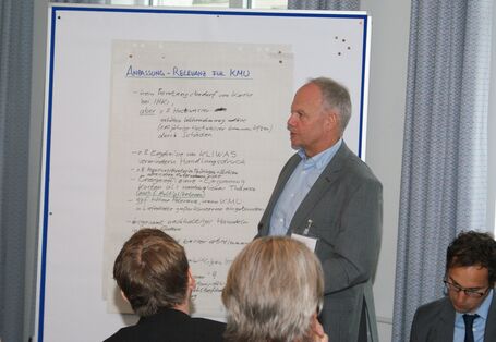 Teilnehmer steht vor Moderationswand und trägt vor.