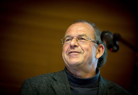 Vortragender schaut in Richtung Präsentationswand