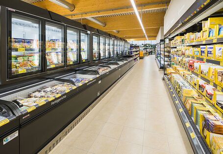 Kühlregal des ALDI Süd Discounters.