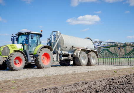 Ackerfläche mit Traktor und Schleppschlauchapplikator.