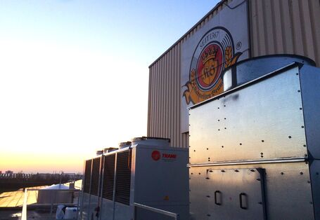 Außenansicht der Karmeliten Brauerei Straubing bei Dämmerung.