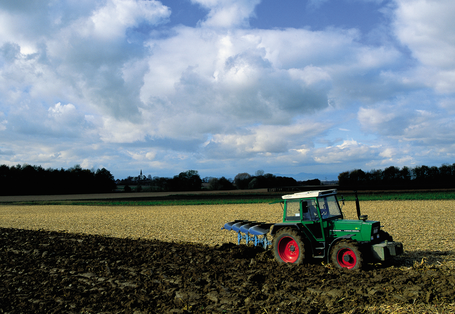 Traktor beim Bestellen eines Feldes