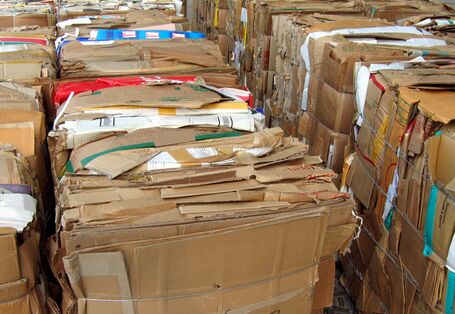 Gebündeltes Altpapier und Pappe