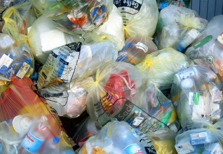 Gelbe Säcke mit Verpackungsmüll