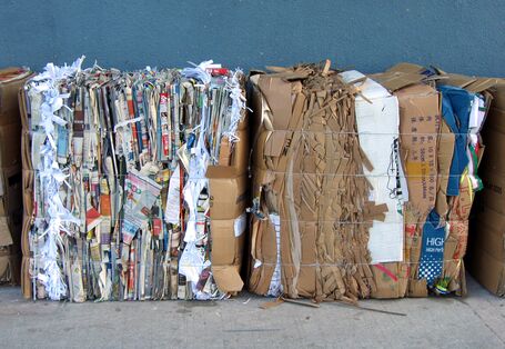 Gebündeltes Altpapier und Pappkartons