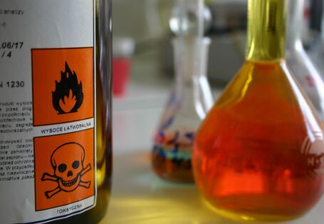 Chemikalien mit Gefahrstoffzeichen