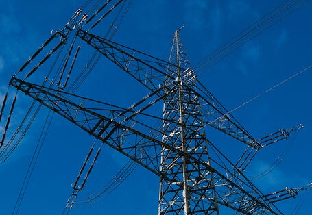 Strommast vor blauem Himmel