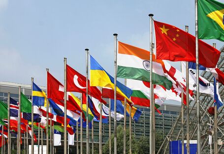 Masten mit Fahnen vieler Nationen