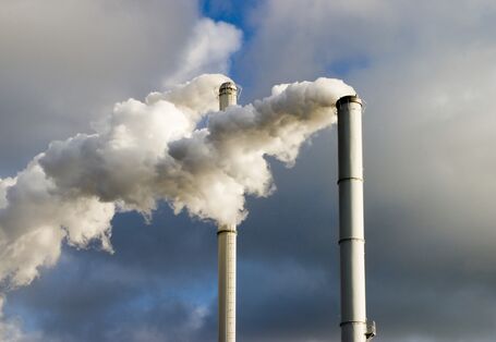 Zwei Schornsteine pusten weissen Rauch aus