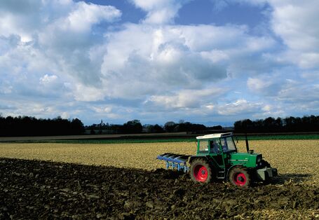 Traktor beim Bestellen eines Feldes