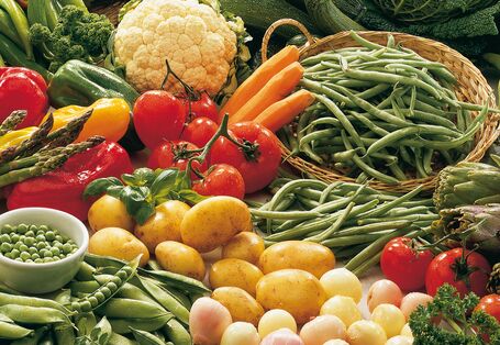 verschiedenes Gemüse (Kohl, Bohnen, Tomaten, Kartoffeln, Erbsen)