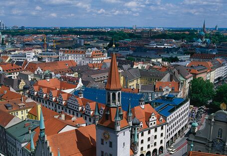 Stadtteil mit vielen Häusern, von denen man vor allem die Dächer sieht
