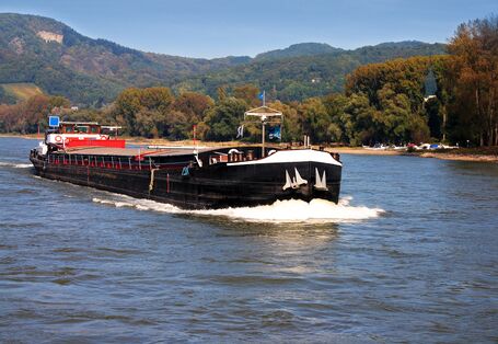 Nahaufnahme eines Binnenschiffs auf einem Fluss