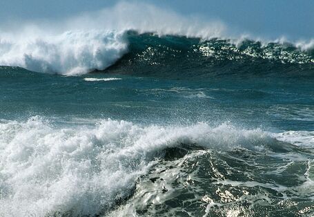 Nahaufnahme von Wellen im Meer