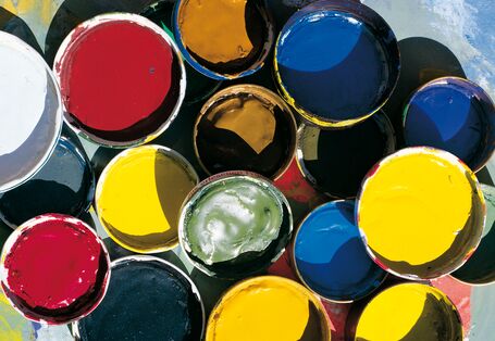 mehrere Eimer mit unterschiedlichen Lackfarben
