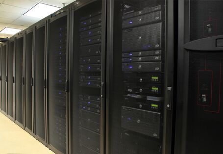 Eine Reihe von schwarzen Serverschränken