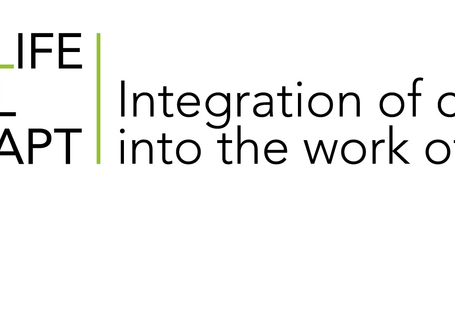 Logo Life Local Adapt stellt links schematisch einen grünen Gekko auf einem Ast dar. Der Schriftzug befindet sich auf der rechten Seite.