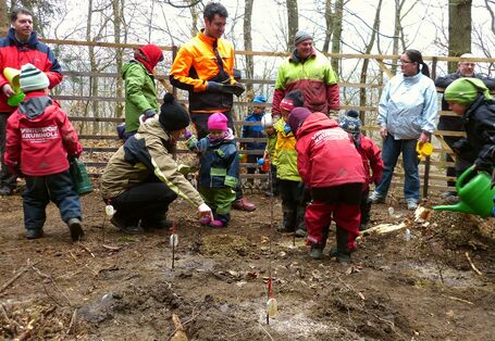 Kindergruppe mit Setzlingen