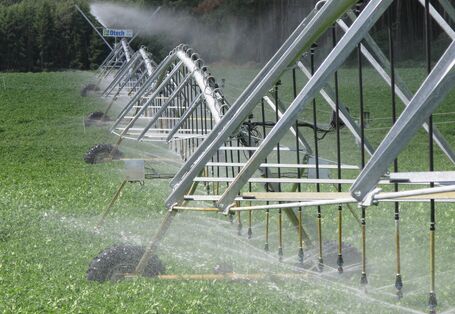 Großflächenberegnungen verteilen Wasser sanft und bodennah
